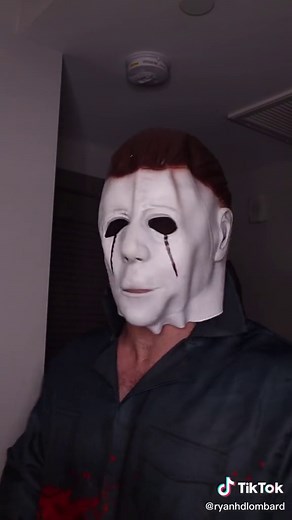 Running in real life VS Running in your dreams. #fyp #halloween #relatable #michaelmyers #running #dreams