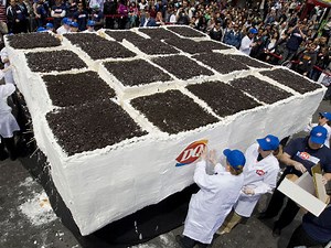 The total weight is about 10 tons, the world's huge ice cream cake