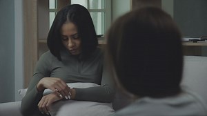 Woman talking with her psychologist - Free Stock Video