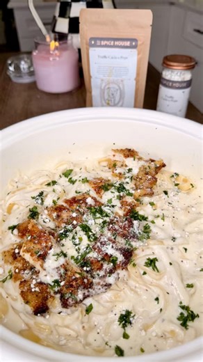 EASY 5 ingredient Alfredo Sauce that tastes gourmet using The Spice House seasoning blend: Truffle Cacio e Pepe. This one spice counts as a whole ingredient and replaces MULTIPLE ingredients in your home because it contains coarse ground pepper, Romano cheese, luxurious truffle, and a dash of nutmeg. I can say this with my full chest: this is a spice that will actually transform your dinners. You have to try it to believe it! Recipe: 1 stick of salted butter 1 quart of Heavy Cream 4 cloves of ga