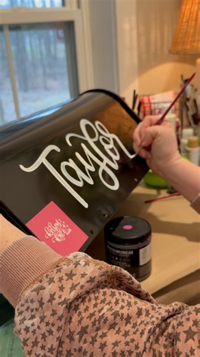 kelsey kyle | hand lettering artist 🖌️✨ on Instagram: "Pivoting between several different projects this week. I paint names on multiple mailboxes at a time, then group similar colors and designs so I can work efficiently and save time (and my paintbrushes). The exterior paint I use is rough on my brushes, so batching projects helps me get the most use out of each one before it’s done for. 🖌️ I also prepped and painted several Bible covers that need to fully set before I hand letter and paint f