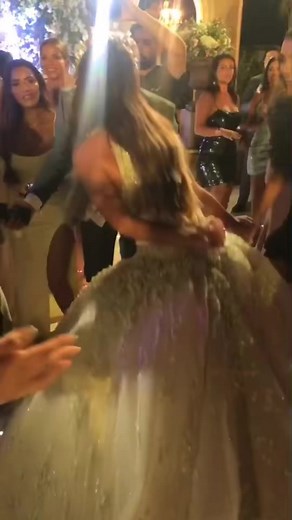 Fav Bride of the year💃🏼 منشن لعروس بترقص هيك بعرسها #fypシ #lebanesewedding #bride2021 #explore #lebanon #bride #اكسبلوررررر #لبنان #لبنان_مصر_الخليج_سوريا #مصر #لبنانيه🇱🇧