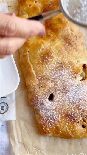 Backen aus Leidenschaft on Instagram: "Einfacher Apfelstrudel nicht perfekt, aber dafür sehr lecker das brauchst du dazu: Topfenteig: 250g Mehl 250g Topfen (Quark) 200g Butter 1Msp Salz Apfelfülle: (für 1 Strudel) 4-5 große Äpfel 50g Rohrrohrzucker 1 EL Zimt nach Belieben 2EL gemahlene Nüsse Alle Teigzutaten rasch verkneten und 1 Stunde im Kühlschrank rasten lassen; Äpfel schälen und fein hobeln Den Topfenteig halbieren (für 2 Stück kleine Apfelstrudel) ausrollen, die Äpfel verteilen ( gebe ruhi