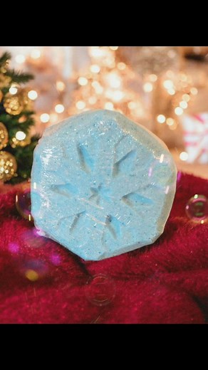 Peppermint candy cane scented bath bomb | Kim Sprudd