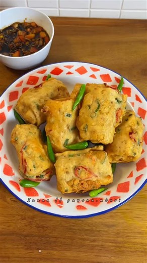 Innaa on Instagram: "Tempe kriuk gulung sosis. ✨ Save dulu buat ide masak nanti. Bahan: - 1 papan tempe - ⁠1 batang daun bawang prei - ⁠2 cabe keriting (iris tipis) - ⁠1 bungkus Tepung Kobe Tempe Kriuk"