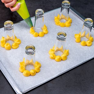 516K views · 1.5K reactions | Wie man Windbeutel mit dem Schnapsglas macht! Eine einfache Methode, ideal für alle Hausfrauen Zutaten: Butter - 80 g Wasser - 180 ml Salz - 3 g Mehl - 130 g Eier - 3 Stück Blechgröße 42 x 32 cm IM BACKOFEN 180 °C/25 Minuten Für die Sahne: Eier - 2 Stück Zucker - 100 g Stärke - 60 g Milch - 500 ml Schlagsahne - 250 g Für karamellisierte Walnüsse Walnüsse - 100 g Zucker - 200 g Wasser - 20 ml Mandeln - 15 g | Cookrate - Deutschland | Facebook