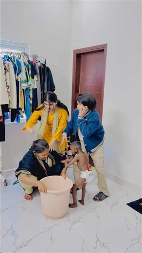 Bony ko thund ma nehla deya😳😂#trendingshorts #unfrezzmyaccount #viralvideo #chotaalivlogs