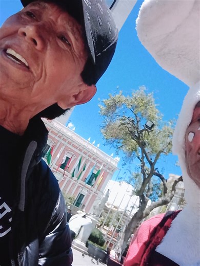 Un encuentro de Artistas creo que es más bien un día de saludarse entre amigos, en otra oportunidad nos vimos en el Hospital es estaba mal y gracias a Dios, hambos estamos sanitos,fue algo casual con Noe Arabia. #amistadessinceras La Paz Bolivia 2 de Febrero plaza Murillo