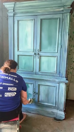Paint Blending On a Furniture Makeover