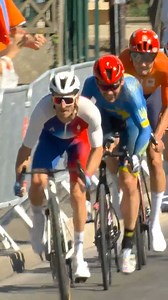 It went right down to the line! 🫨 Yegor Dementyev timed the finish to perfection as he took gold in the Para cycling C4-5 men's road race at #Paris2024 #Paralympics | Paralympic Games