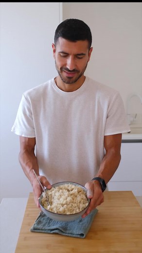 COME CUOCERE IL RISO BASMATI 🍚 in modo perfetto? FACILE: per assorbimento!Esatto, non dovrai nemmeno scolare il riso perché avrà assorbito tutta l’acqua 💧Segui questi passaggi ⬇️1. Sciacquare bene il riso sotto l’acqua (anche 3/4 volte). L’acqua deve passare da opaca a limpida! È importante per togliere amido e rilasciare l’aroma del riso 🌾2. Usa la proporzione 1 a 2 ➡️ ad esempio: 1 tazza di riso 2 tazze di acqua! Quindi in volume, non in peso! Mi raccomando questo è fondamentale per garanti