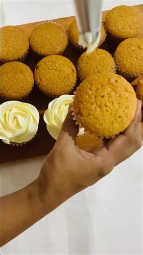 Buttercream Rose Cupcake Tutorial | Simple Flower Piping. #cupcake #cupcakedecorating