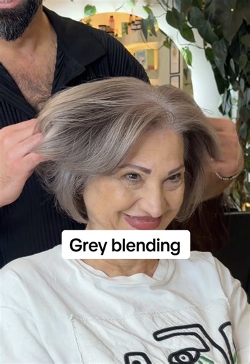 Grey blending✨ After many years of permanently colouring her roots, it’s time to give up this ongoing habit. Many people struggle with it. This marks a new chapter, aiming for an appearance that is as elegant and natural as she can be. We began the process with CPR treatment to remove as much of the artificial dye as possible. Afterwards, we applied @k18hair pro chelating complex and the molecular repair mist. These products truly help me push further to achieve a clean lift without damaging the