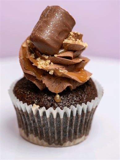 Heeey y'all!!! 🙋🏾‍♀️ This week's cupcake flight flavors arrreeeee!! 🥁🥁 Black Velvet 🖤🖤 Banana Toffee 🍌🌰 Classic Vanilla🤍💕 Red Velvet Banana Pudding ❤️🍌 Twix 🍫🍫 Cookie Butter Smores 🍪🔥 Come see us today! We'll be here until 6pm! 🫶🏾💕 #tampacupcakes #synergysweets #tampabakery #tampaeats