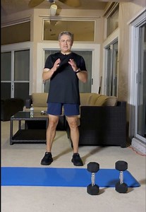 La disciplina no se negocia. Muchos se saltan el estiramiento, pero para mí es clave: prepara el cuerpo y enfoca la mente. Hoy les comparto parte de mi rutina de estiramiento previa y un circuito breve de los ejercicios que hago a diario. A lo largo de los años, el ejercicio ha sido mi ancla para mantener tres pilares: salud física, enfoque mental y disciplina en la adversidad. Fue esta rutina la que me dio la fuerza necesaria para sobrellevar los días más difíciles y oscuros en el lugar donde e