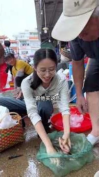 I bought some live squid wholesale today to take to the market in the next village. (Foodie recom...