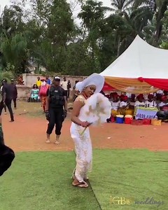 Igbo bride with a vibe.💖💃 . Bride @iamchioma_ . SEND US A MESSAGE FOR PLANNING INQUIRIES/FEATURE REQUESTS . #igboweddings #igbowedding #igbobride #igbankwu #igboweddingsonline #iwoevents | Igbo Weddings
