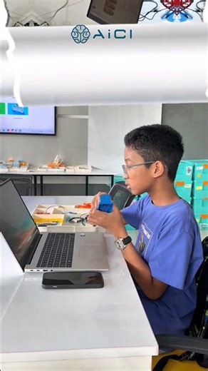 Bedanya Visual Program dan Text Program🧐 #aici #robotics #programming