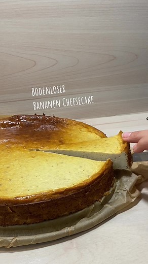 Bodenloser Banana Cheesecake 🍌🤤✨💛 @waldleuchte sagt, er ist bodenlos lecker, einfach gemacht und… ⭐️zuckerfrei ⭐️glutenfrei ⭐️proteinreich ⭐️Gegen Heißhunger ⭐️Blutzuckerstabil Zutaten: 3 kleine Bananen 3 Eier Gr. M 500g Magerquark 300g Frischkäse (Doppelrahmstufe) 5 EL Süßungsmittel (Xylit, Rohrzucker,…) Prise Salz Etwas Abrieb einer Bio Zitronenschale Messerspitze Vanille (oder 1 Pkt. Vanillezucker) 1 Pkt. Vanillepudding Pulver 💛 So einfach geht’s 💛 1. Backofen auf 150° Umluft vorheizen 2