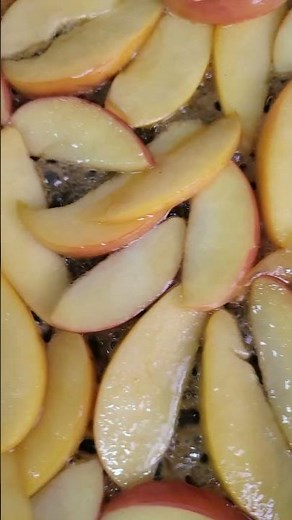 Pork Medallions with Caramelized Apples & Onion Rings – Sweet & Savory! 🍏🍖✨