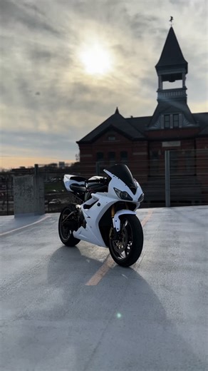 🤍🤍🤍 . . . . . #daytona675 #lifeisbeautiful #built #soclean #bikelife