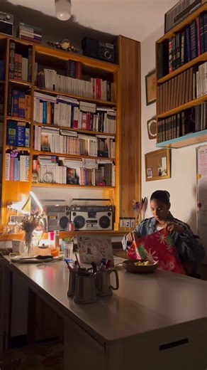 Bouchra Boussatta | English Coach on Instagram: "a succinct snippet in a life of a teaching business owner, between eating breakfast, planning classes and booking potential clients 💻 . . . . #OnlineTeaching #OnlineTeachingLife #OnlineEnglishTeacher #TeachEnglishOnline #ESLTeacherOnline #DigitalTeacher #VirtualTeaching #OnlineTutorLife #RemoteTeaching #OnlineEducationCoach"