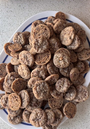 Mini Cookie Recipie Details⬇️⬇️ Every time I make these cookies, the people I give them to LOVE them. They’re the perfect bite sized cookies that are somehow both crispy and soft at the same time. Why eat one large cookie when you can have 10 small ones??? I used the Mini Chocolate Chip Cookie recipe from @kitchen335co with a few minor changes that make all the difference: 1. Chop up large chocolate chips instead of using mini ones - Yes, this adds some effort but the results are worth it!!! I d