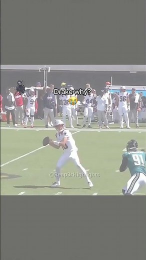 Drake having a slow start to the season huh? 😭 #americanfootball