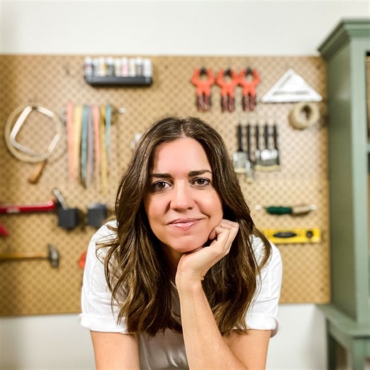 Details👉🏼Main: BM Grant Beige is a warm, approachable beige with just a touch of gray that keeps it from feeling flat. It’s the perfect choice for siding because it feels timeless and welcoming, working beautifully with both traditional and modern homes. Trim: BM White Dove is a tried-and-true favorite for trim. It’s a creamy, soft white that frames Grant Beige perfectly—crisp and clean without being too stark. It gives that polished, finished look every exterior needs. Accent: BM Pale Oak is 