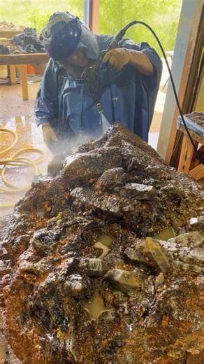 846K views · 10K reactions | 勞Recently dug by The Crystal Collector at our lease on Moses Hill in Magnet Cove, this is the largest mineral specimen we know of to come out of this world-class districtwith several smokies over 1ft long on a one ton clusterWe will be hosting a dig here with details to follow, so stay tuned! #crystals #quartz #smokyquartz #minerals #discover #geology #metaphysical #rockhound #digging #exploremore #travelguide #naturebeauty | Avant Mining LLC | Facebook
