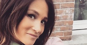 Saar Koningsberger reageert met deze foto op ziekenhuisopname van dochtertje