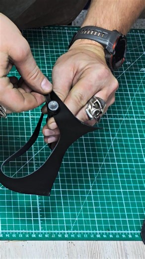 Cutting a leather cord for braiding a motorcycle vest. /Режу кожаный шнурок для оплетки мотожилета.