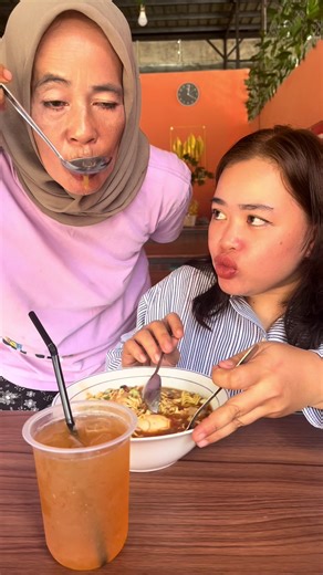 Makan Sup Ubi Tetalan Bakso yang Lezat