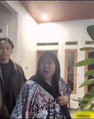 Tingkah Si Paling Anak RTJadi sebuah keluarga pulang jam 01.30, keluarga ini cuma mau parkir mobil. Tapi akses ke rumah ketutup motor tetangga.Sudah diminta baik-baik nihh , tapi gk digubris. Akhirnya adik korban mindahin motor itu sendiri meski terkunciNah tiba-tiba Ibu pelaku teriak, anaknya datang dan memaki hingga memukul. (btw pelaku ini keluarga RT guys) Yang bikin miris, saat proses pelaporan, pihak pelaku disebut malah coba membalikkan keadaan seolah jadi korban. Padahal, ini bukan kejad