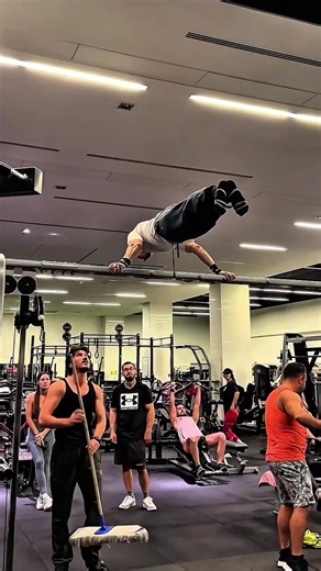 how would you react? 🏆 DM me “champ” for Online Coaching #calisthenics #gymreactions #aura #girls #women