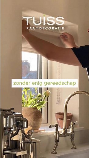 Zonder boren je gordijnen ophangen met Tuiss Raamdecoratie #wooninspiratie #interieur #doehetzelf
