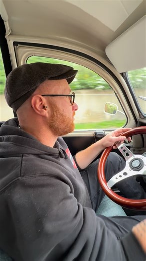 🚗✨ Essai sur route d’une belle 2CV Fourgonnette AK 400 fraîchement remise en forme ! Moteur refait entièrement à l’atelier 🔧 par mes soins, et boîte de vitesses confiée aux experts de La Boîte de 2 Pattes ⚙️. Un vrai plaisir de la reprendre en main après ce gros travail, surtout pour un client fidèle que j’apprécie énormément 🙏. Toujours un bonheur de voir ces 2CV repartir pour de nouvelles aventures, avec cette âme unique qui nous fait tous vibrer ❤️. 🎥 Dans cette vidéo, je prends le volant