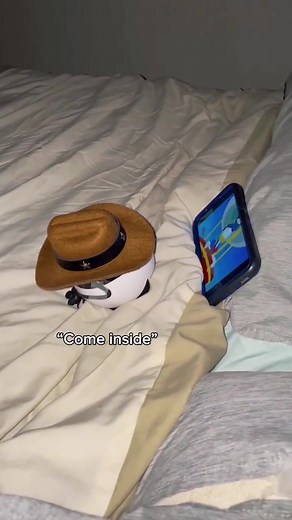 Long Distance Relationship with My Tiny Robot Boyfriend