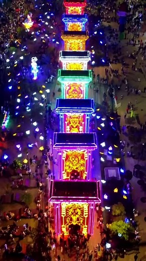 Discover how Christmas is celebrated in Medellin! ✨🌇 Visit us for your next holiday adventure! www.madurotravel.com/product/fiesta-navidena-2024/ . . . #curacao #madurotravel #travelagent #travelagency #pagapokopoko #travel #vacations #christmaslights #alumbradonavideno #alumbrado #feriadeluces | Maduro Travel Curacao