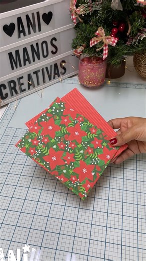 🚨 ¡ALERTA, mi gente linda! Tutorial GRATUITO‼️ Vamos a crear juntas un DIARIO DE NAVIDAD✨🎄🎅🏻❤️🎁🎼 En este tutorial aprenderás a crear un diario de Navidad desde cero, paso a paso. Al finalizar, podrás decorarlo con fotos, recuerdos y detalles especiales para conservar la magia de esta hermosa época. No necesitas materiales nuevos. Usa lo que tengas a mano; cartulinas recicladas, cartulinas de diseño, lisas o incluso tela. ¡Lo importante es hacerlo! 🌟 Empezamos forrando los cartones de la p