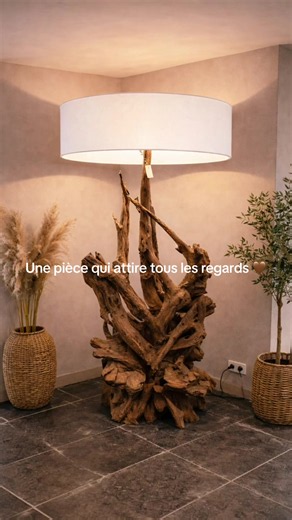 ✨ Une véritable œuvre naturelle ✨ Cette majestueuse lampe en teck apporte immédiatement du cachet et une ambiance chaleureuse à votre intérieur 🤎 🌿 Bois naturel ✨ Pièce unique 📍 Disponible chez Deco 3000 ⚠️ Une fois vendue, impossible d’avoir exactement la même… #deco3000 #lampe #teck #boisnaturel #decorationinterieur