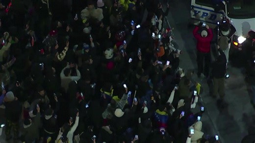 CROWDS GATHER OUTSIDE MADURO'S DETENTION CENTER IN NEW YORK People gather outside the Metropolitan Detention Center, a federal facility in Brooklyn, #NewYork, where Venezuelan President Nicolas #Maduro is being held. American special forces on Saturday seized and flew Maduro out of his country — which Donald Trump said would come under effective US control. | AFP #dailytribune25 | Daily Tribune