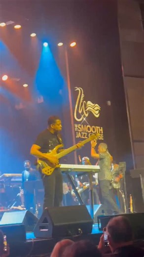 David "Lohandfunk" Dyson✊🏾🎶🎸🤙🏾💣☕ on Instagram: "Bass solo last night during the Brian Culbertson set. I have no idea what I played and you will probably need headphones to check it out🤣 Video by @randy.poole1 Thanks! #basssolo #daviddysonbass #brianculbertson #bass #bassplayer"