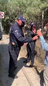 Federal Deputy Emilio Manzanilla confronts corrupt police officer.