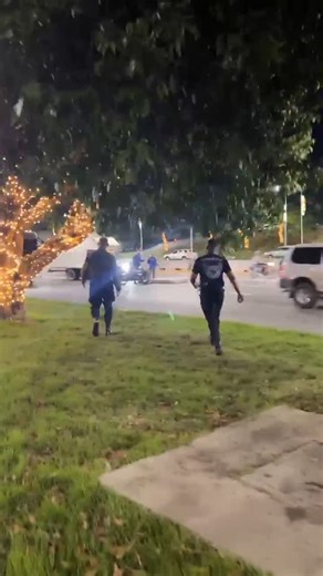 ÁNGELES DE LA AUTOPISTA on Instagram: "Alguien perdió el colchón en la autopista y el motorizado se lo encontró; derrapando y presentando algunas lesiones. En caliente!! @paramedicosviales en la atención!!"