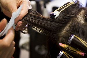 Apa itu Root Perm? Perawatan Rambut yang sedang Viral di TikTok - Parapuan