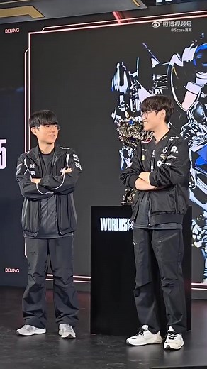 Oner và Cuzz 📸 @ Score 賽高 | Sạp quần áo nhà T1