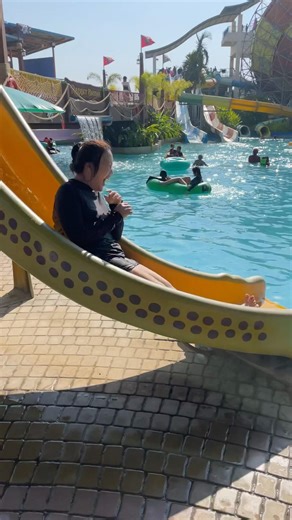 มิดเลย หนักจัด #เคนจิ #แม่แคท #เล่นน้ำ #สวนน้ำ