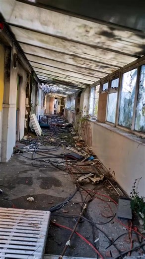 Today's explore!😁🔎 An abandoned High School somewhere in Yorkshire... Any guesses?! Does anyone recognise this place? 👀 Let me know 👇🏻 I'll drop the full explore post with history, location and access detes tonight around 6pm 🥰 Stay tuned! LPFF x | Lost Places & Forgotten Faces