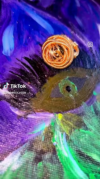 ☄️Moldavite☄️ Known as “The Stone of Transformation” . A green rare Tektite. This stone shines a light into your heart and gives you the courage to look at and face your darkest fears. It Encourages us to release old beliefs and ideas that no longer serve us & helps us focus on the CORE of our issues. Moldavite’s purpose is to assist us in healing at the ROOT. So are you ready to heal or not? 🤨🤔 Don’t mind my hands, my familiar loves to play rough🥹🐈‍⬛ This stone is Authentic Moldavite and ca